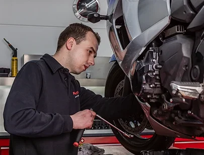 R. van Wijk werkt aan het motorblok van een Yamaha